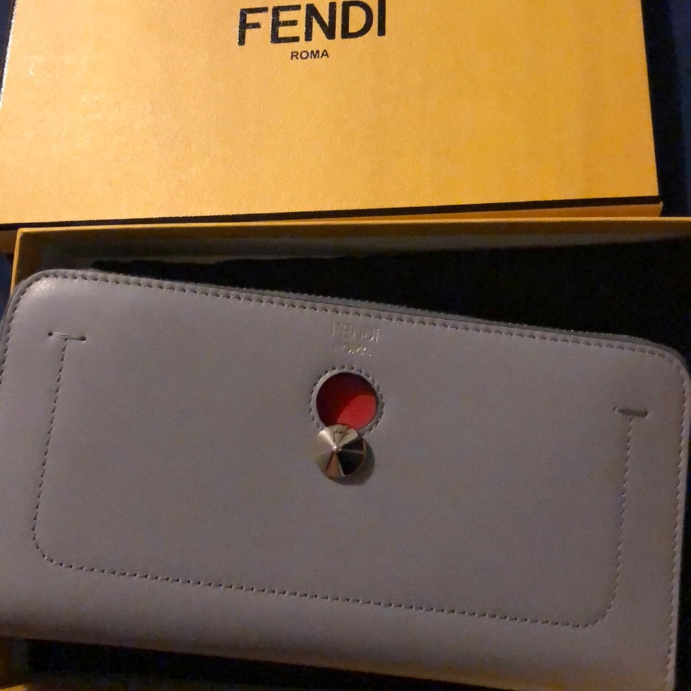 Fendi dotcom wallet